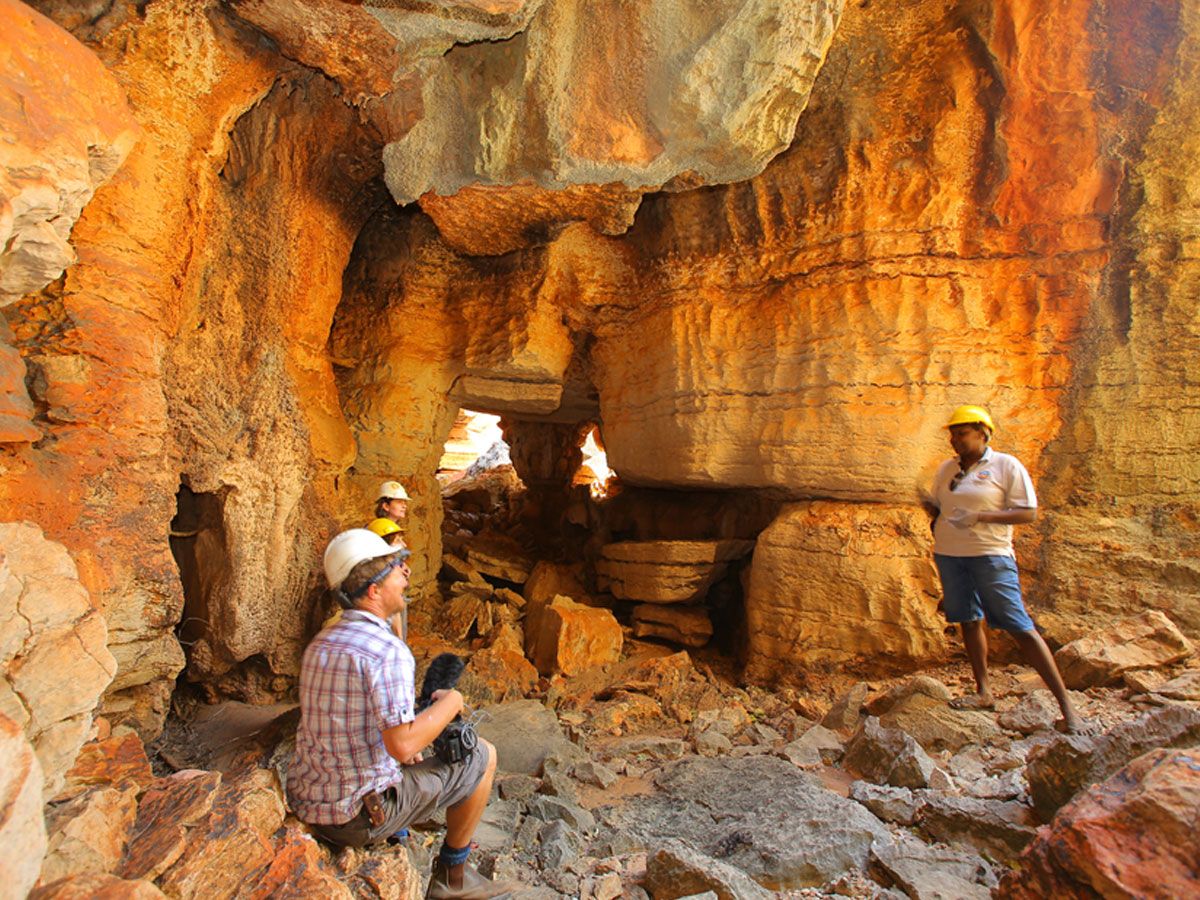 Girloorloo Tours at Mimbi Caves